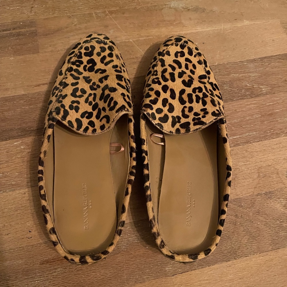 Banana Republic size 7 Women’s Leopard Print Flats.